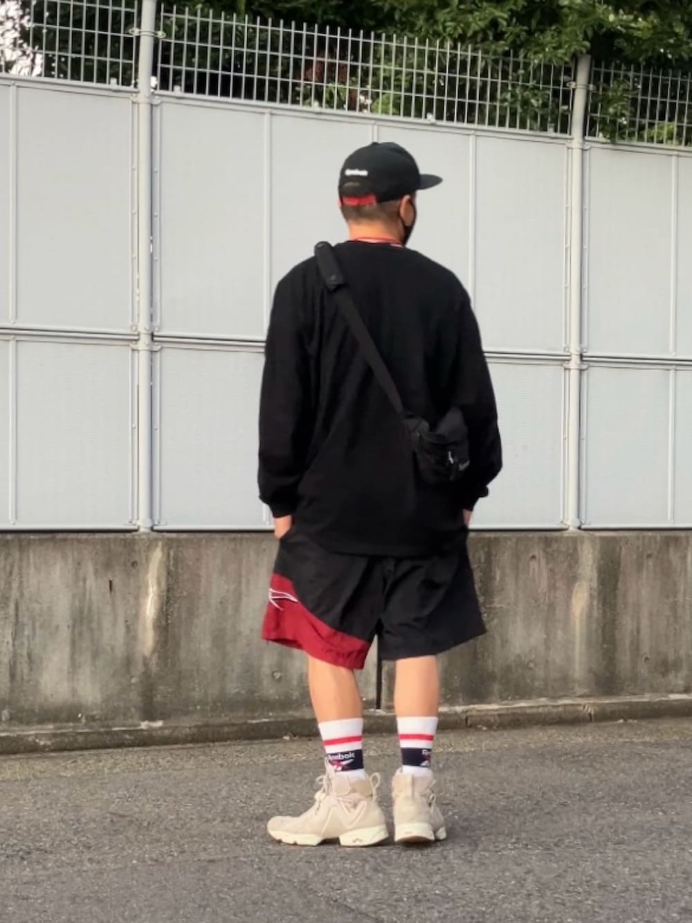 その他のその他パンツ、ホワイト系のスニーカー、グレー系のスニーカーを着用したメンズの秋コーディネートの2枚目の写真