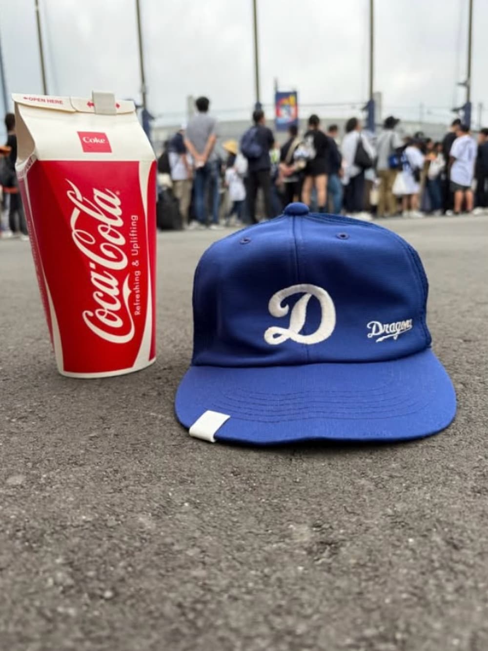 その他のその他トップス、ブルー系のデニムパンツ、ブルー系のスニーカーを着用したメンズの夏コーディネートの3枚目の写真