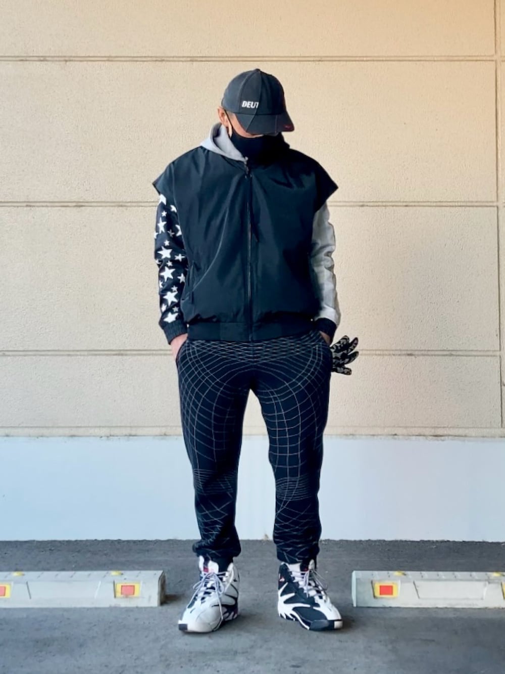 その他のスニーカー、ブラック系のスウェットパンツ、ブラック系の手袋を着用したメンズの冬コーディネートの3枚目の写真