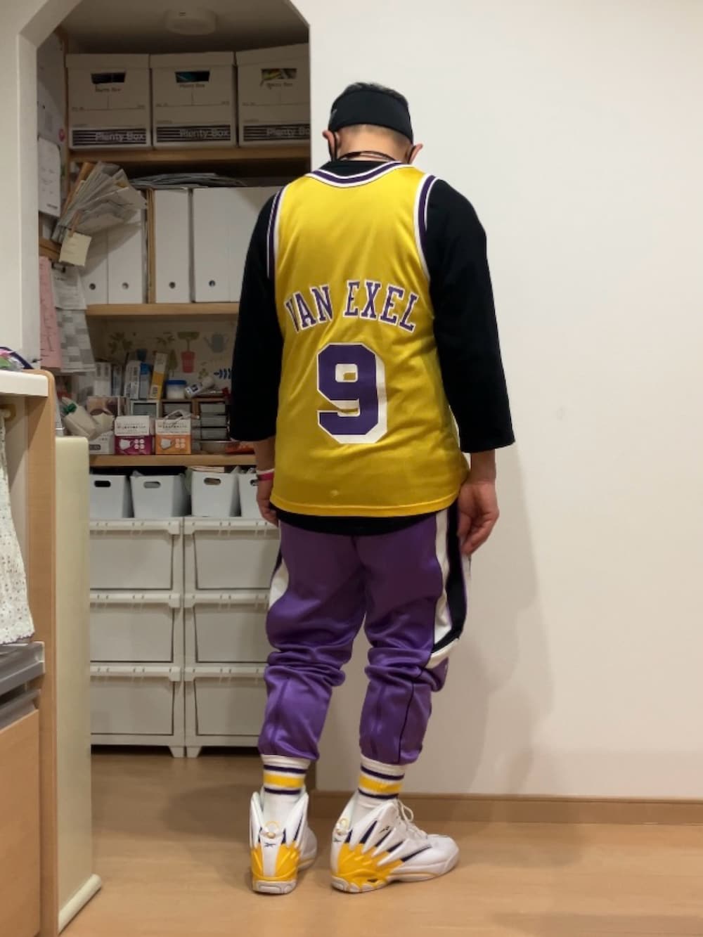 ホワイト系のスニーカー、イエロー系のタンクトップ、イエロー系のタンクトップを着用したメンズの秋コーディネートの3枚目の写真