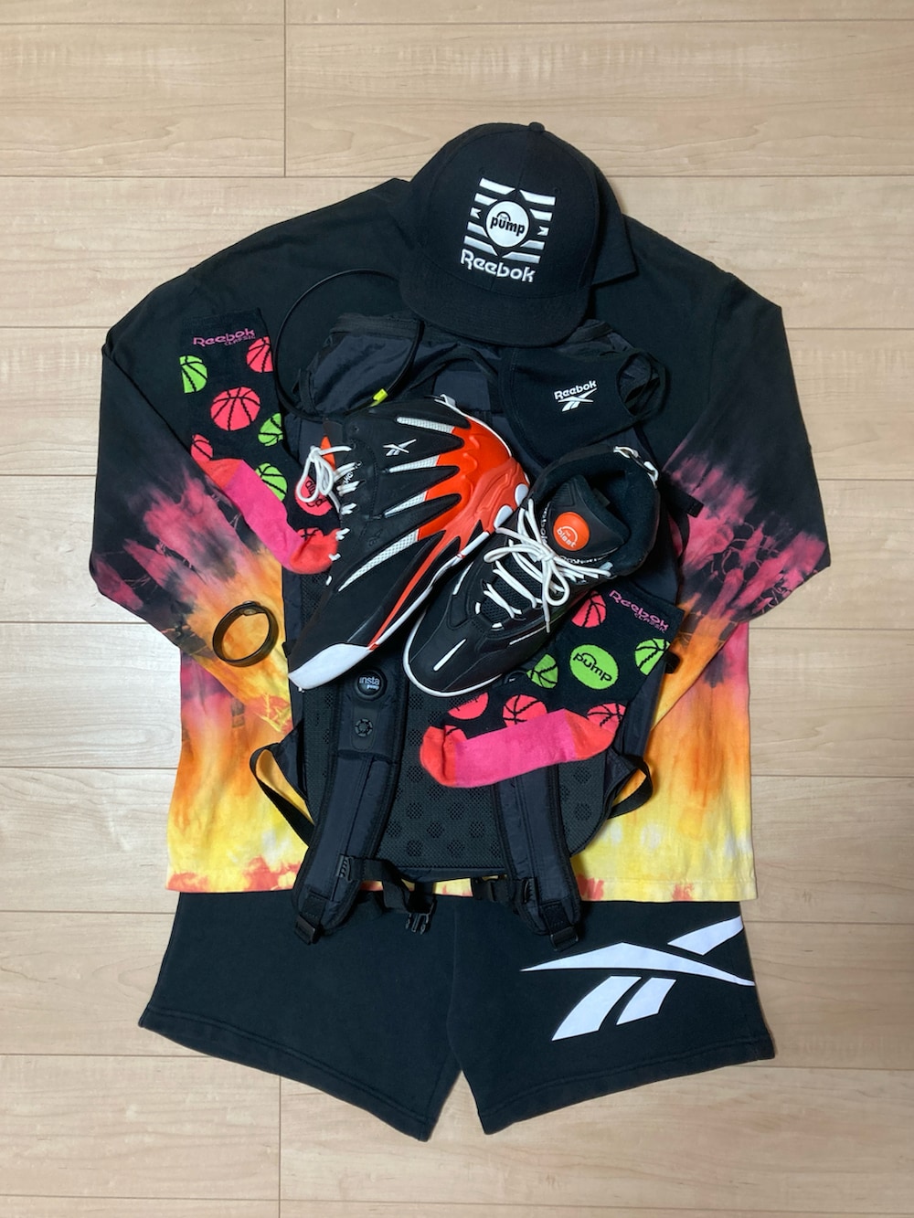 「スニーカー、スニーカーコーデ、オレンジデイズ、オレンジ、スポーツミックス、タイダイ柄、ハンドメイド、リーボック(Reebok)、reebok、ﾊﾞｯｼｭ、ショートパンツ、短パン、リュック、リュックスタイル」｜「Reebokのアイテム（キャップ、ブラック系）」を使った、reeboker99さん（メンズ・168cm）の春コーディネートの3枚目の写真