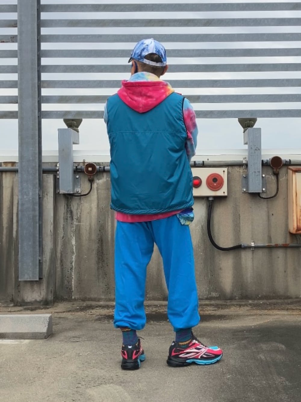 ブルー系のベスト、その他のボディバッグ/ウエストポーチ、その他のスニーカーを着用したメンズの秋コーディネートの2枚目の写真