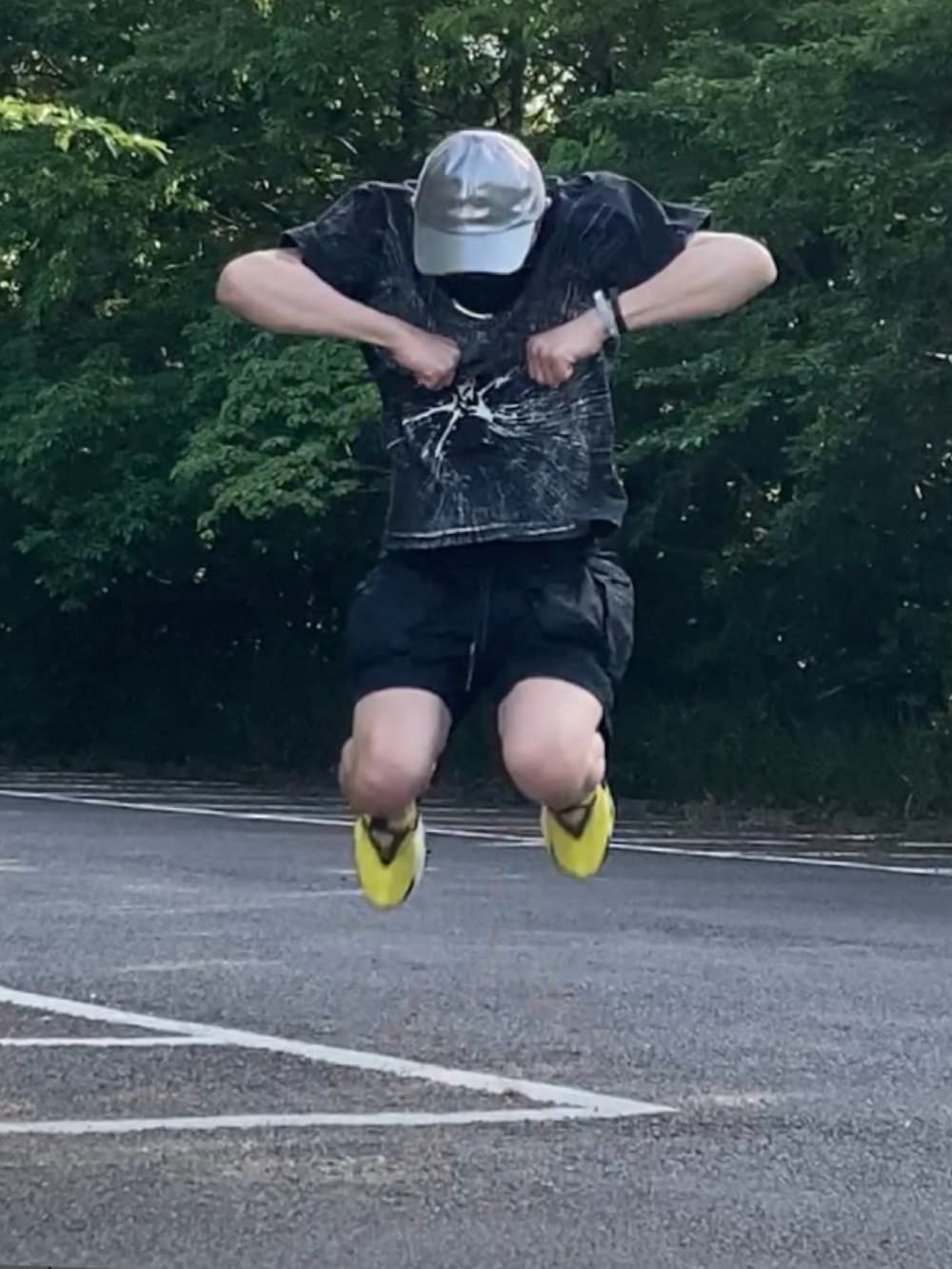 イエロー系のスニーカー、ブラック系のその他パンツ、その他のソックス/靴下を着用したメンズの春コーディネートの3枚目の写真