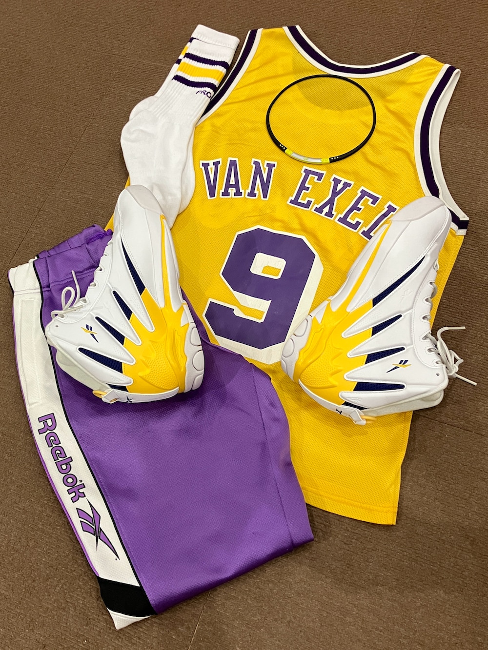 ホワイト系のスニーカー、イエロー系のタンクトップ、イエロー系のタンクトップを着用したメンズの秋コーディネートの5枚目の写真