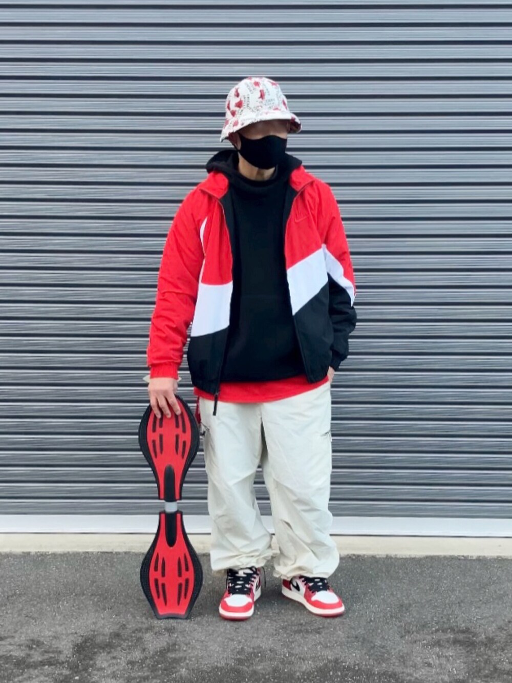 レッド系のTシャツ/カットソー、ブラック系のパーカー、レッド系のブルゾンを着用したメンズの冬コーディネートの3枚目の写真