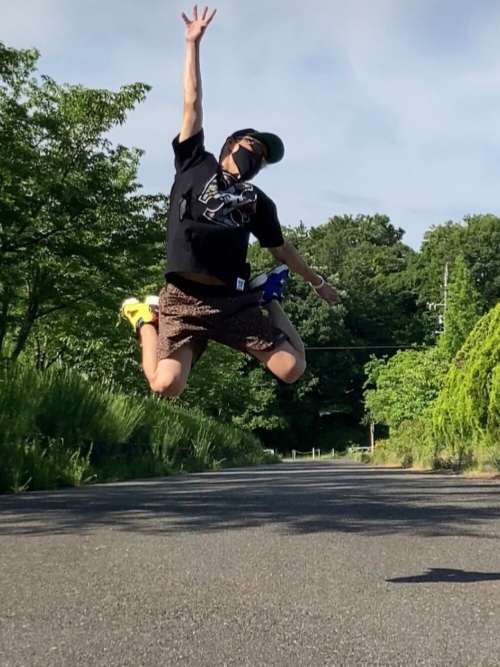 その他のスニーカー、その他のスニーカー、ブラック系のその他パンツを着用したメンズの夏コーディネートの4枚目の写真