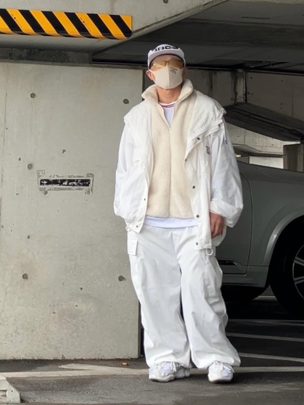 ホワイト系のTシャツ/カットソー、ホワイト系のベスト、ホワイト系のナイロンジャケットを着用したメンズの冬コーディネートの2枚目の写真