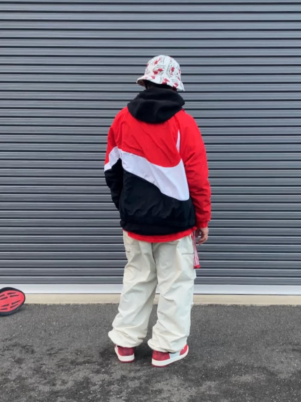 レッド系のTシャツ/カットソー、ブラック系のパーカー、レッド系のブルゾンを着用したメンズの冬コーディネートの2枚目の写真