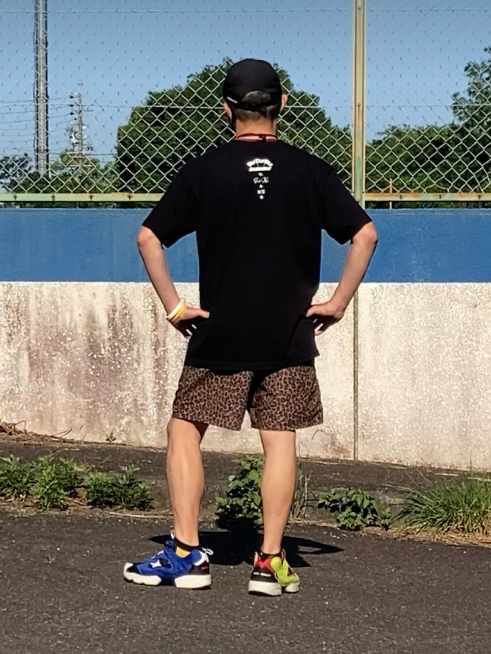 その他のスニーカー、その他のスニーカー、ブラック系のその他パンツを着用したメンズの夏コーディネートの2枚目の写真