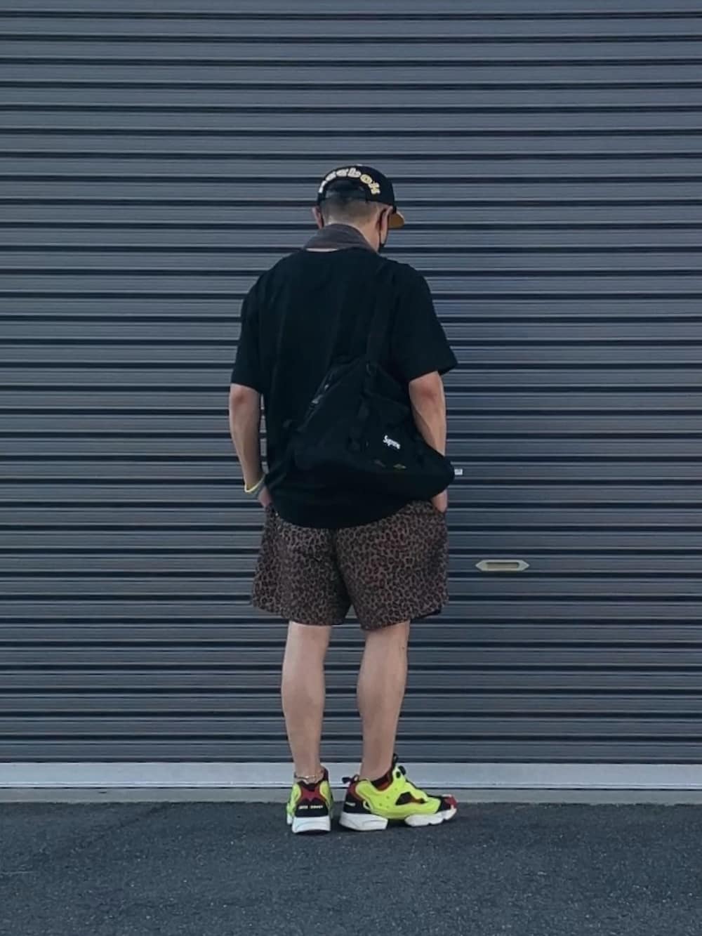 ブラック系のTシャツ/カットソー、イエロー系のスニーカー、ブラウン系のその他パンツを着用したメンズの夏コーディネートの2枚目の写真