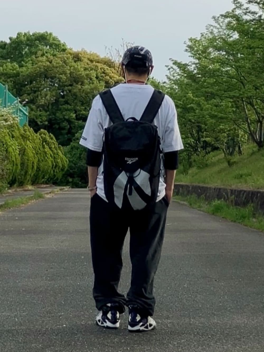 「スニーカー、スニーカーコーデ、スポーツミックス、ストリート、韓国ファッション、韓国、スウェットパンツ、リュック、バックパック、キャップ、重ね着、レイヤード、GU、白Tシャツ、Tシャツ」｜「Reebokのアイテム（スニーカー、ホワイト系）」を使った、reeboker99さん（メンズ・167cm）の春コーディネートの2枚目の写真