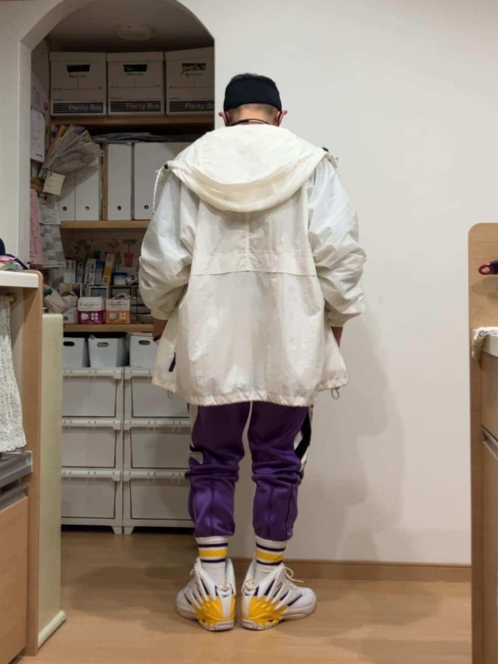 ホワイト系のスニーカー、イエロー系のタンクトップ、イエロー系のタンクトップを着用したメンズの秋コーディネートの4枚目の写真