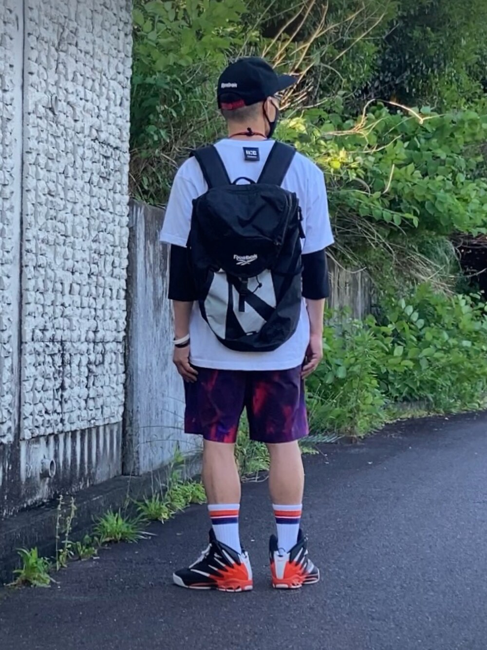 「スニーカー、スニーカーコーデ、スニーカー×靴下、ファミマ靴下、ショートパンツ、短パン、重ね着、バックパック、reebok、リーボック(Reebok)、ZARA、スポーツミックス、ストリート、ストリートコーデ、ストリートファッション」｜「👟リー ボック👟のアイテム（スニーカー、ブラック系）」を使った、reeboker99さん（メンズ・168cm）の春コーディネートの2枚目の写真