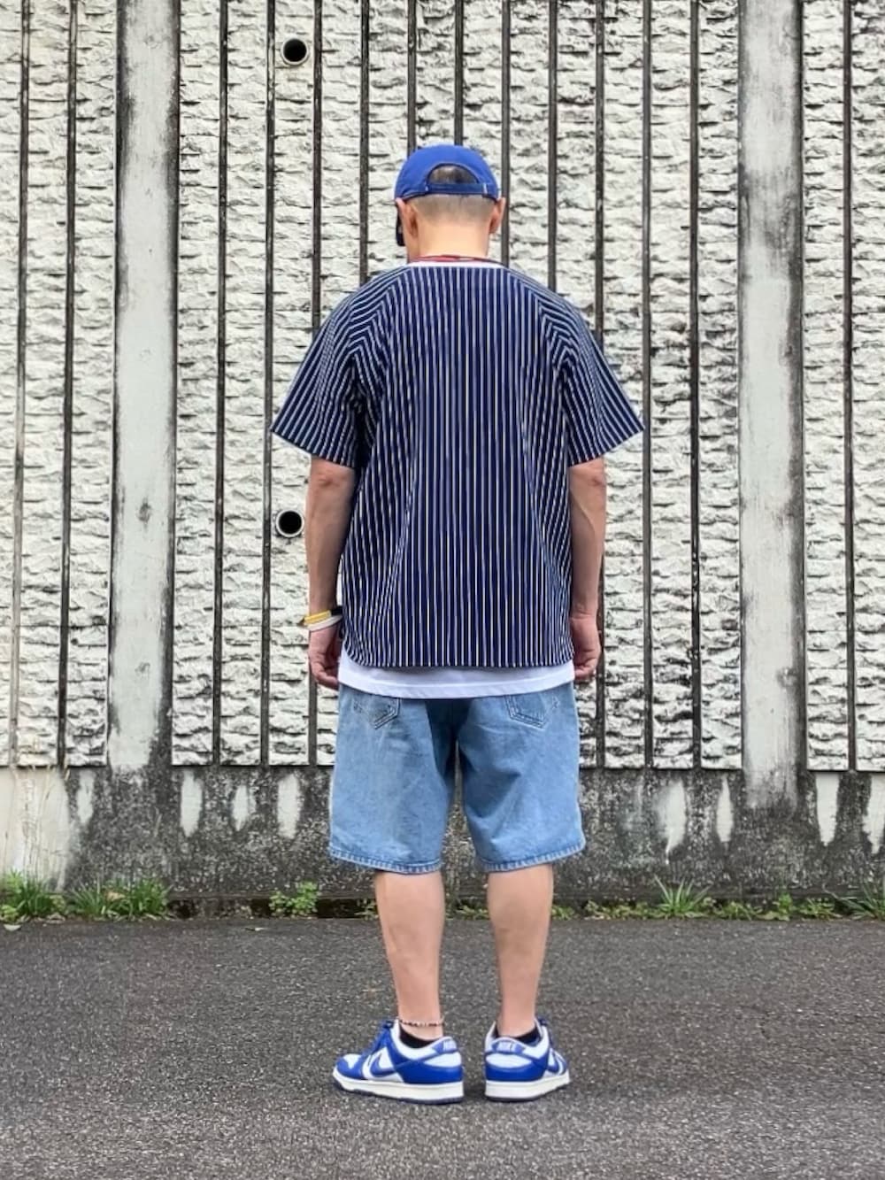 その他のその他トップス、ブルー系のデニムパンツ、ブルー系のスニーカーを着用したメンズの夏コーディネートの2枚目の写真