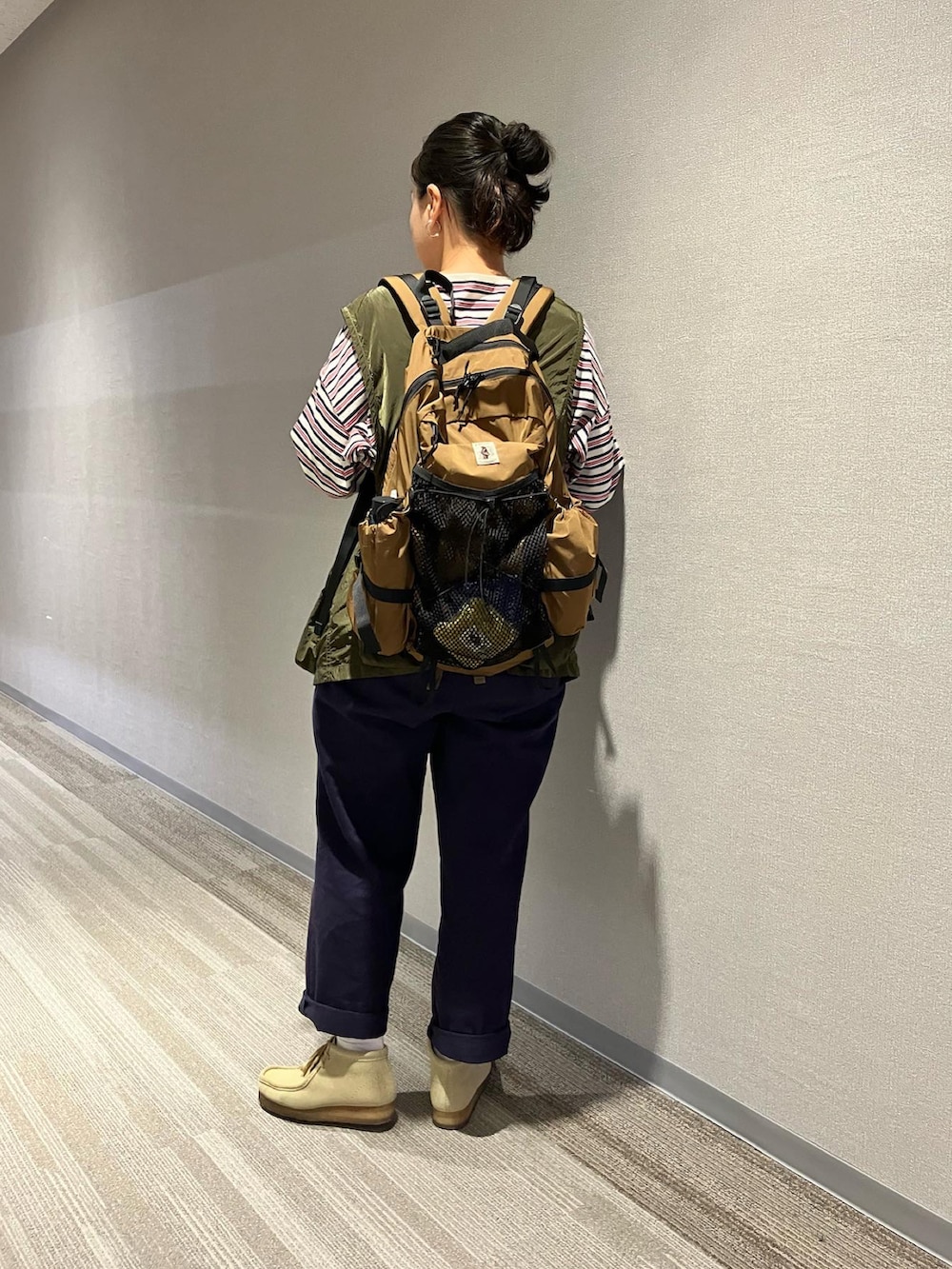 「秋冬コーデ、秋服、カジュアルコーデ、アウトドアスタイル、アウトドアミックス、メンズライク女子、キャンプコーデ、キャンプ女子、バックパック、アウトドアコーデ」|「ClarksのCLARKS/クラークス Wallabee ワラビー(モカシン/デッキシューズ、ベージュ系)」を使った、cobmaster_adachiさん(レディース・157cm)の秋コーディネートの2枚目の写真