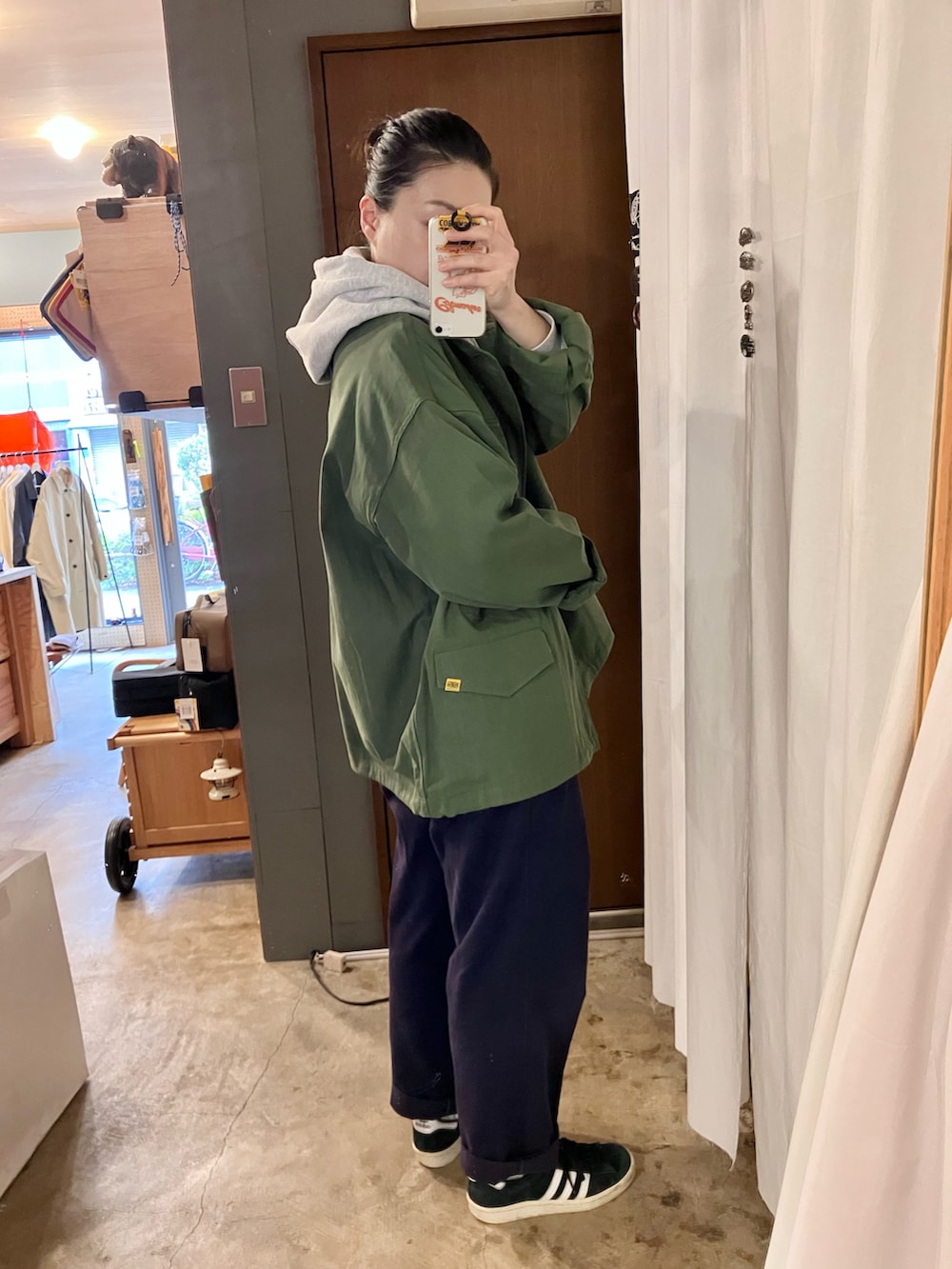 「アウトドアコーデ、アウトドアスタイル、古着MIX、古着コーデ、メンズライク、メンズライク女子、春服、カラーTシャツ、パーカー、campas、adidas、スニーカー、スニーカーコーデ」｜「COBMASTERのアイテム（ジャケット/アウター、グリーン系）」を使った、cobmaster_adachiさん（レディース・157cm）の春コーディネートの2枚目の写真