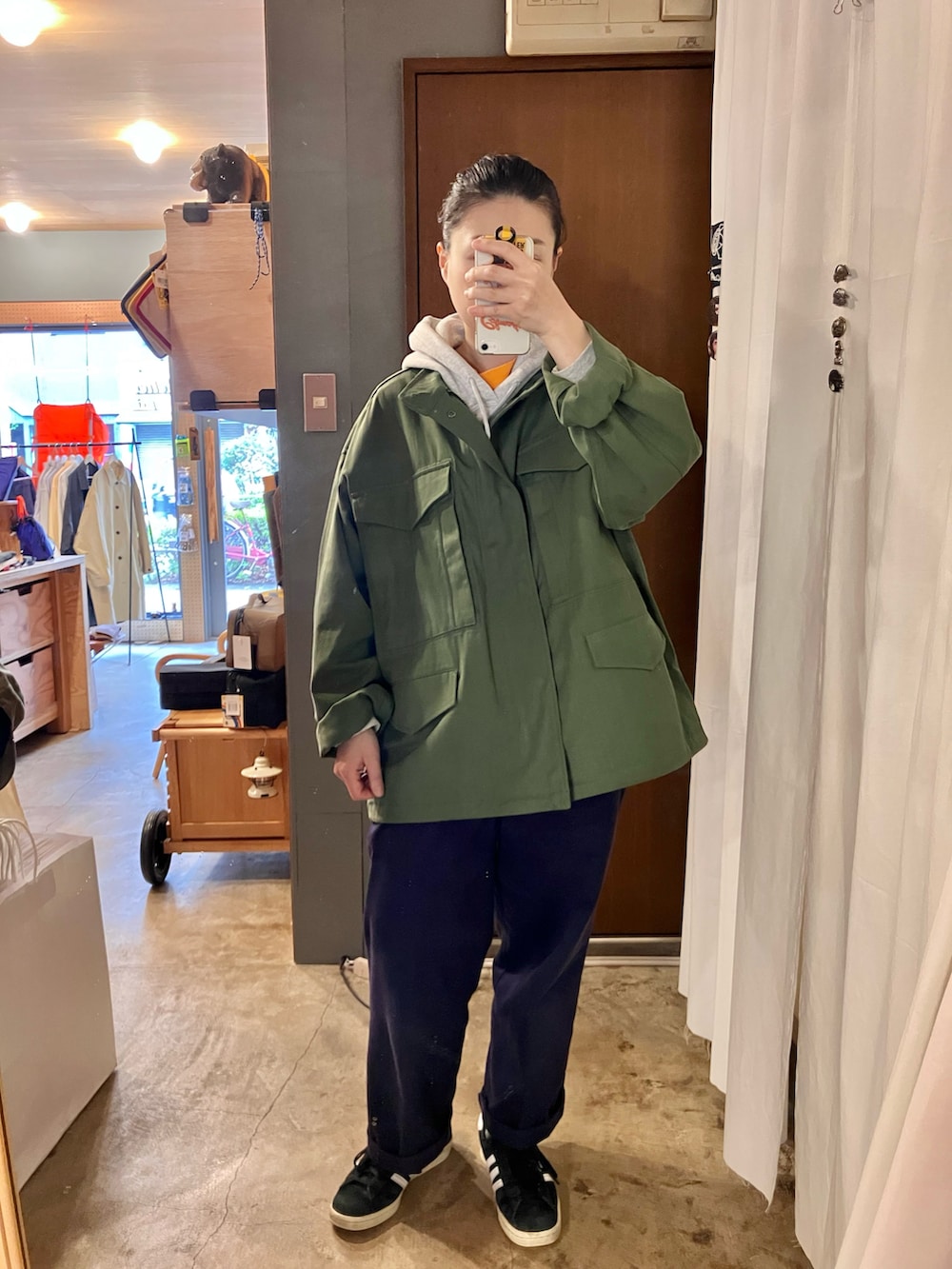 「アウトドアコーデ、アウトドアスタイル、古着MIX、古着コーデ、メンズライク、メンズライク女子、春服、カラーTシャツ、パーカー、campas、adidas、スニーカー、スニーカーコーデ」｜「COBMASTERのアイテム（ジャケット/アウター、グリーン系）」を使った、cobmaster_adachiさん（レディース・157cm）の春コーディネートの3枚目の写真