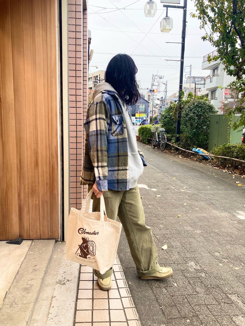 「古着MIX、古着女子、メンズライク、メンズライク女子、メンズライクコーデ、ミリタリーパンツ、CPOジャケット、トートバッグ、キャンバストート、パーカー、パーカーコーデ、ラクチンコーデ、コブマスター、秋服」｜「COBMASTERのCOB MASTER　 BEAR LOGO TOTE（トートバッグ、ホワイト系）」を使った、cobmaster_adachiさん（レディース・157cm）の冬コーディネートの2枚目の写真