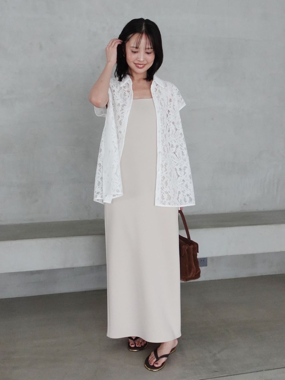 ベージュ系のワンピース、ホワイト系のシャツ/ブラウス、ブラウン系のサンダルを着用したレディースの夏コーディネートの6枚目の写真