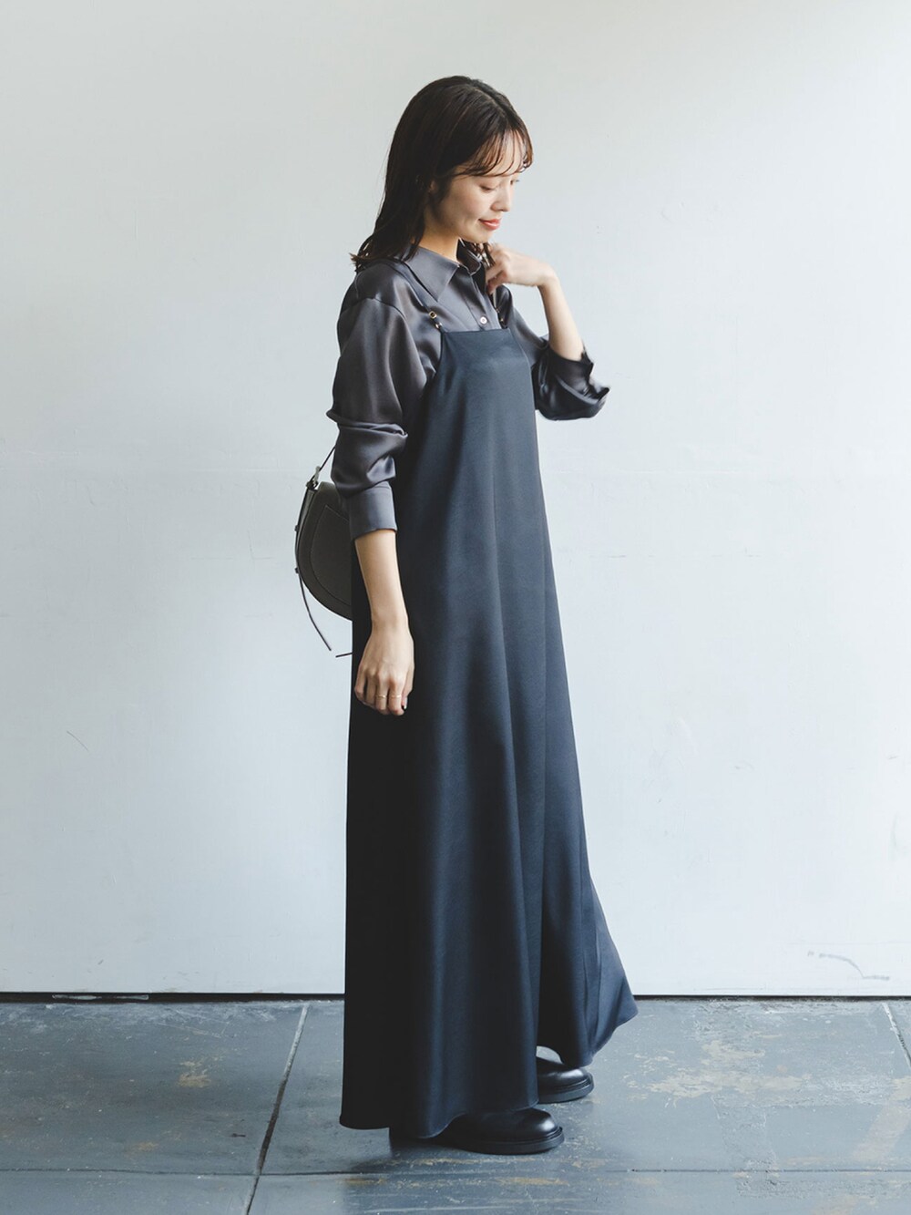 グレー系のシャツ/ブラウス、ブラック系のワンピースを着用したレディースの秋コーディネートの2枚目の写真