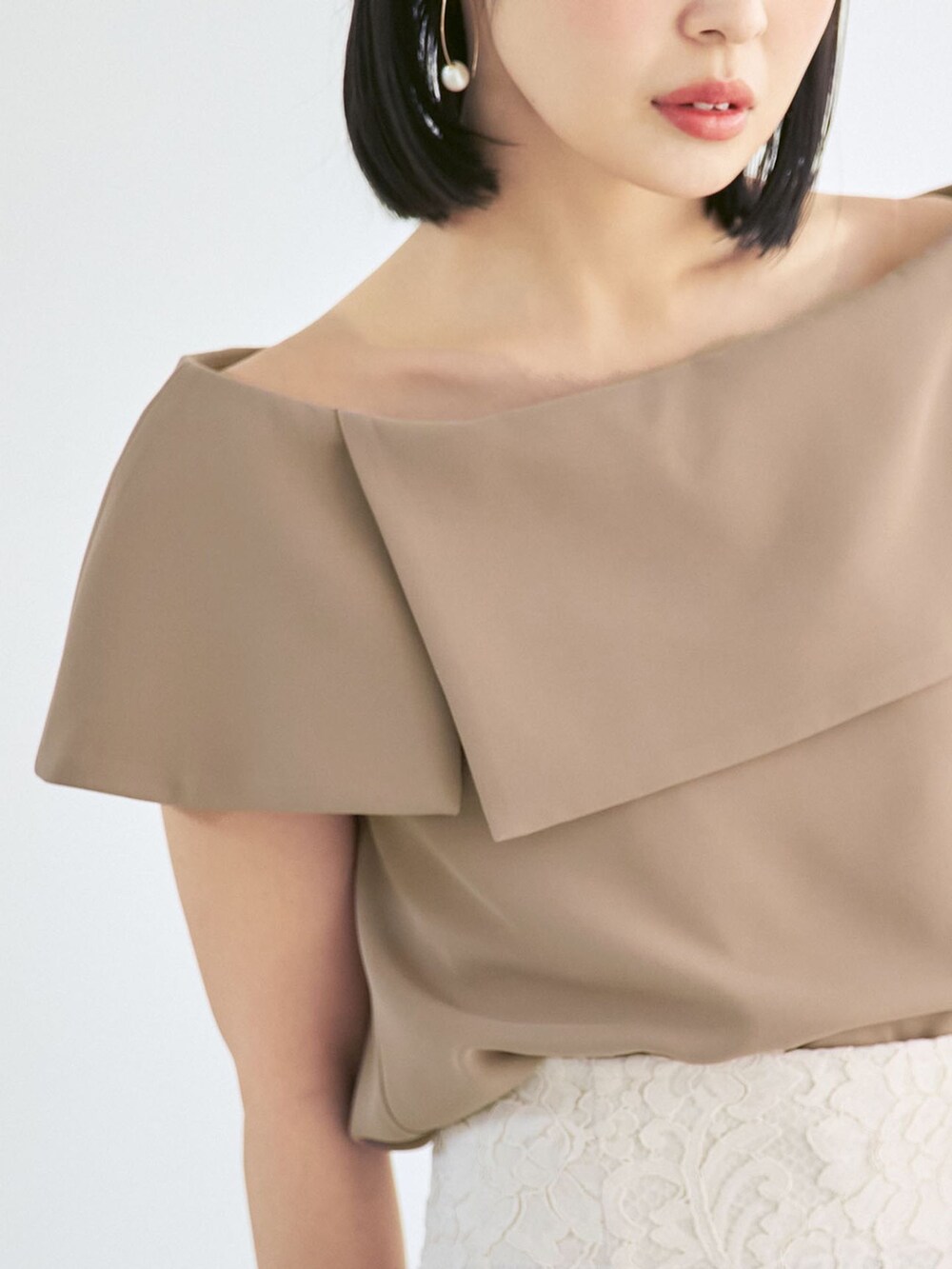 イエロー系のシャツ/ブラウス、ホワイト系のスカート、ホワイト系のボストンバッグを着用したレディースの春コーディネートの5枚目の写真