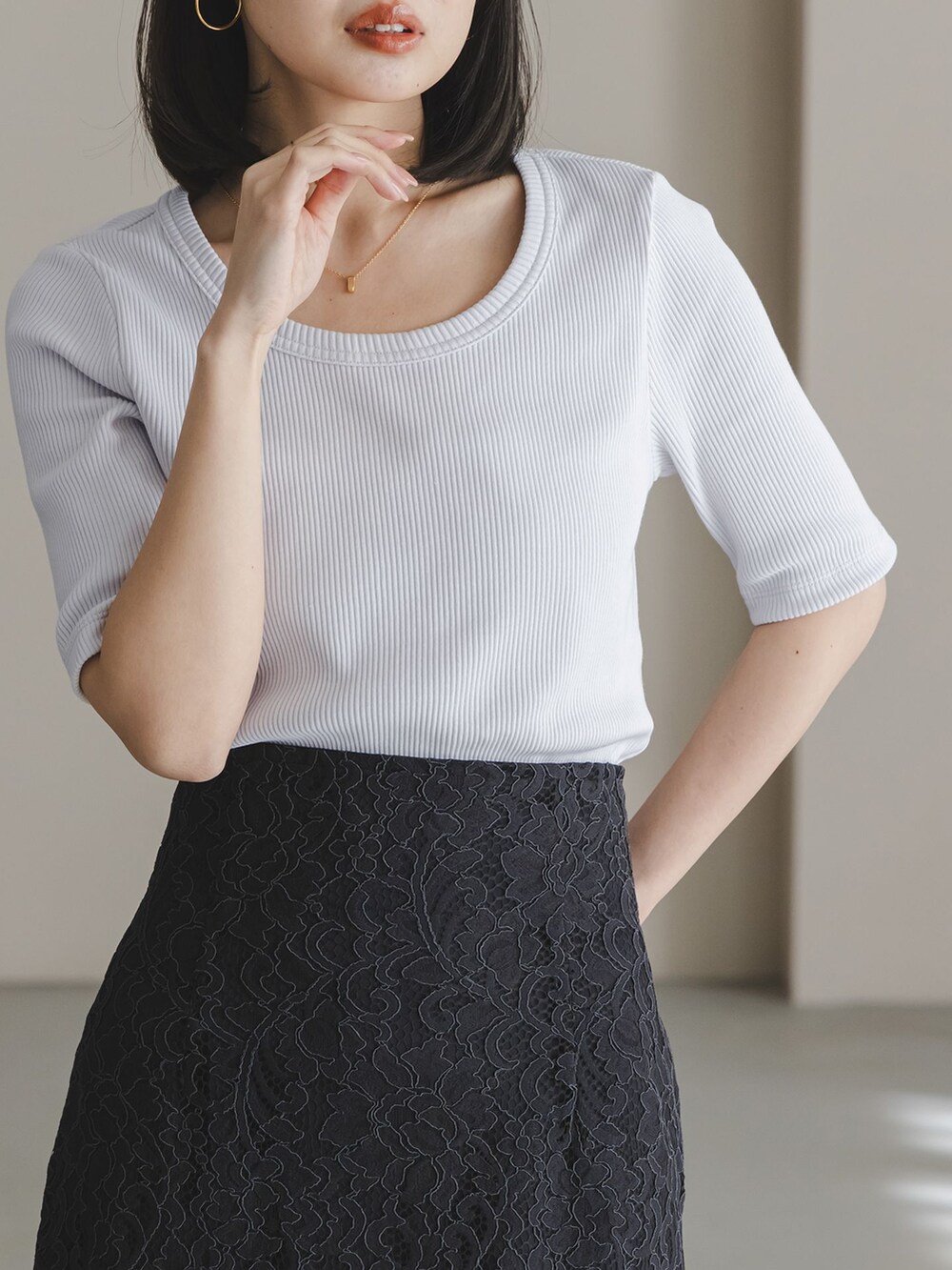 ブラック系のスカート、ブラック系のスカート、グレー系のTシャツ/カットソーを着用したレディースの春コーディネートの5枚目の写真