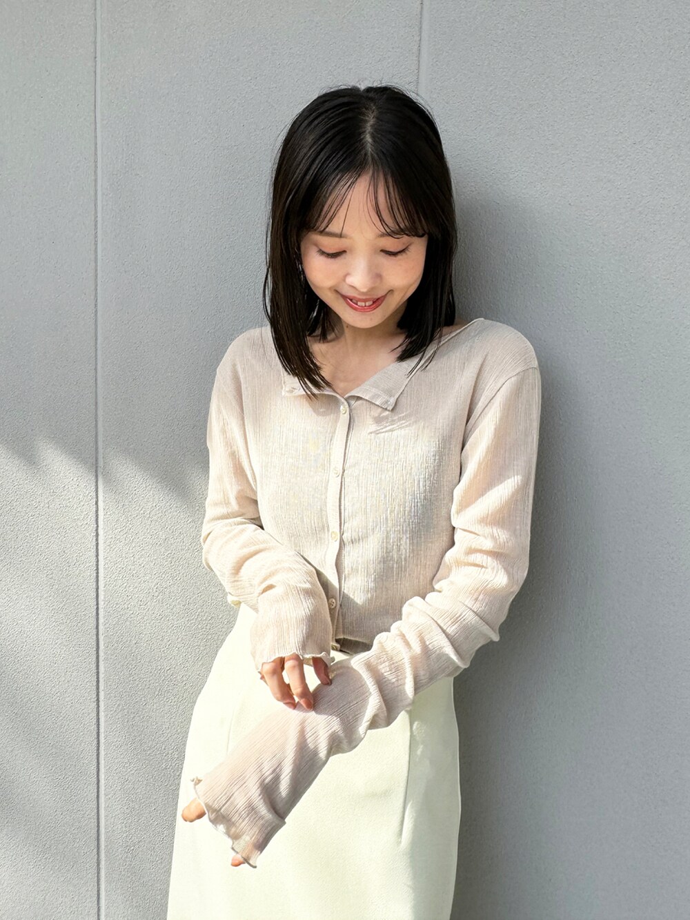 ブラック系のその他アウター、ベージュ系のTシャツ/カットソー、イエロー系のスカートを着用したレディースの冬コーディネートの3枚目の写真