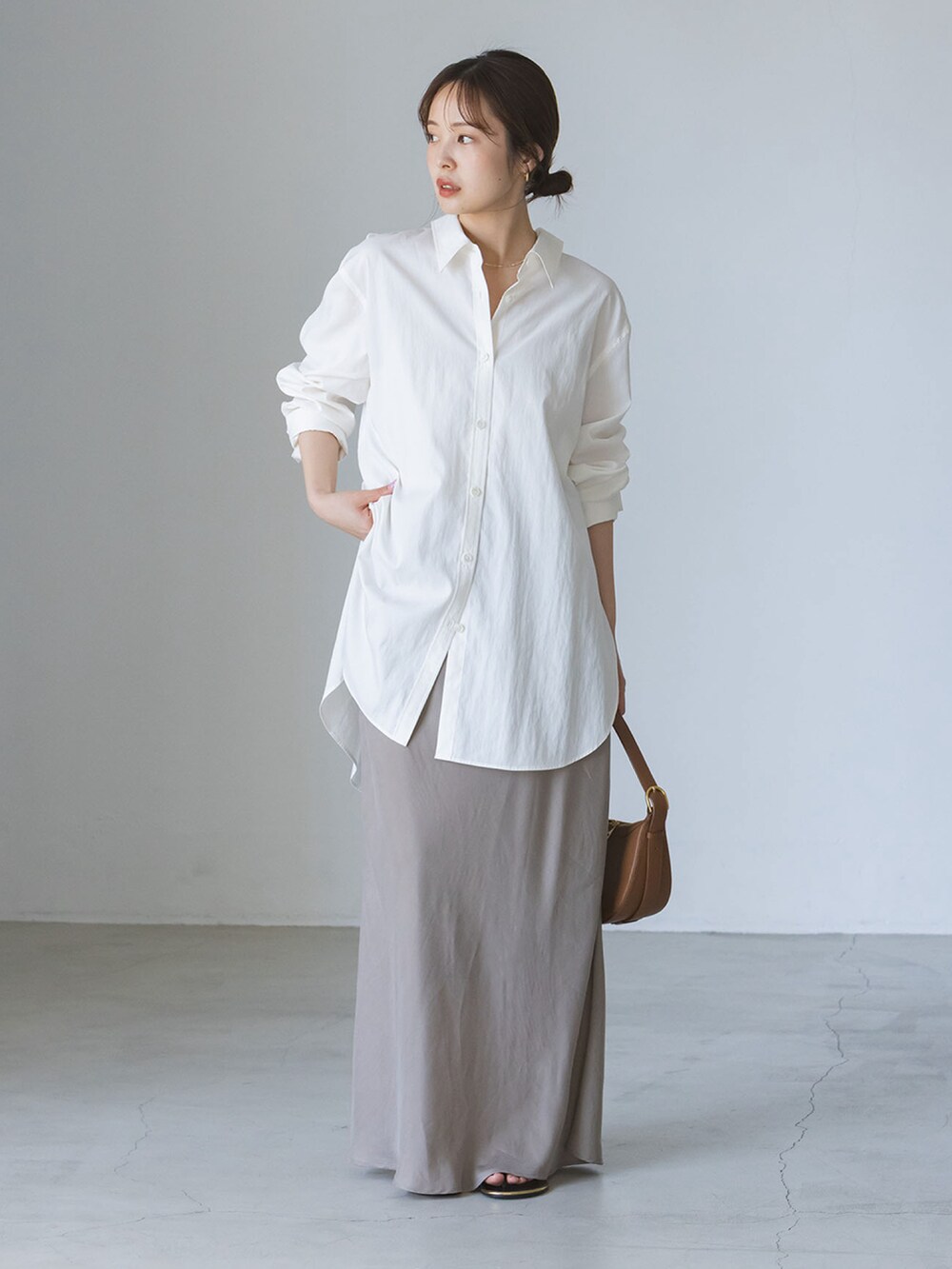 ホワイト系のシャツ/ブラウス、グレー系のスカートを着用したレディースの夏コーディネートの2枚目の写真