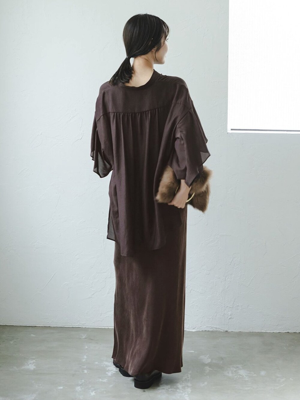 ブラウン系のシャツ/ブラウス、ブラウン系のスカート、ブラウン系のローファーを着用したレディースの秋コーディネートの2枚目の写真