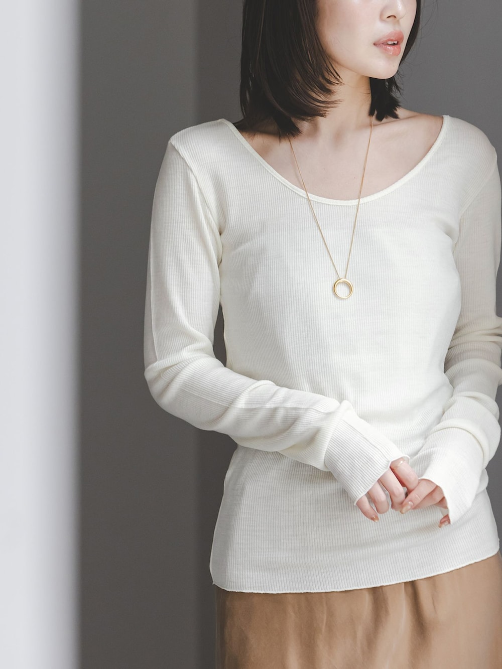 イエロー系のスカート、ホワイト系のTシャツ/カットソー、ブラック系のボストンバッグを着用したレディースの夏コーディネートの4枚目の写真