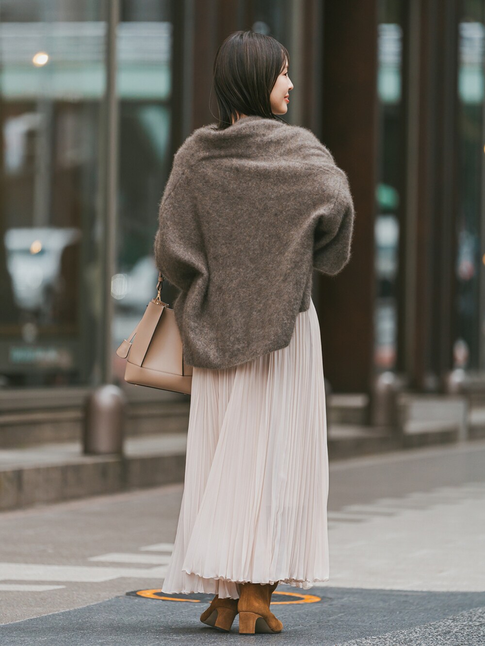 ブラウン系のカーディガン/ボレロ、ホワイト系のワンピース、ベージュ系のショルダーバッグを着用したレディースの秋コーディネートの4枚目の写真