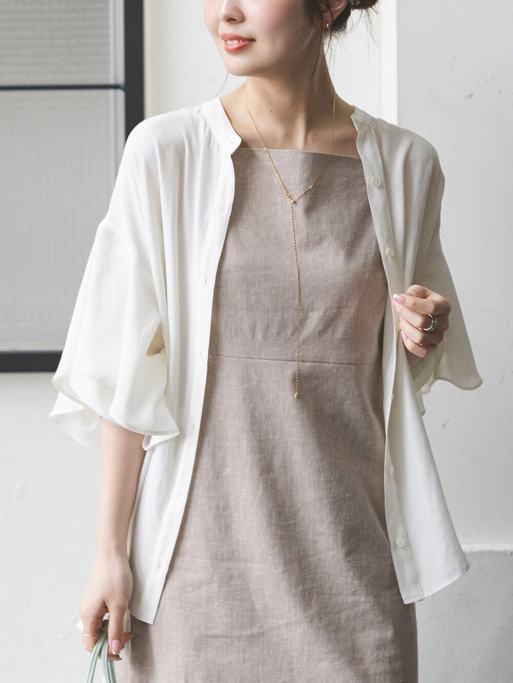 ホワイト系のシャツ/ブラウス、ベージュ系のワンピース、ベージュ系のサンダルを着用したレディースの夏コーディネートの3枚目の写真