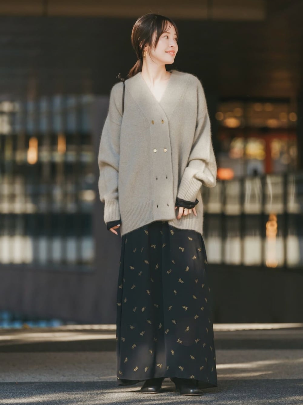 グレー系のカーディガン/ボレロ、グレー系のカーディガン/ボレロ、ブラック系のワンピースを着用したレディースの冬コーディネートの3枚目の写真