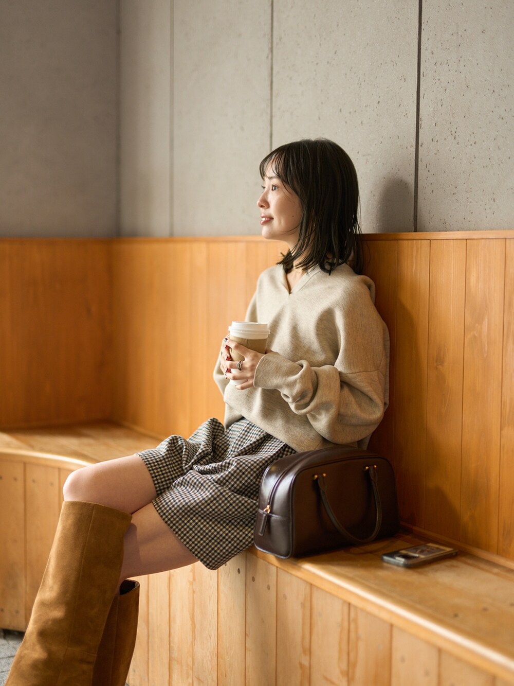 ホワイト系のニット/セーター、その他のその他パンツ、イエロー系のブーツを着用したレディースの秋コーディネートの3枚目の写真