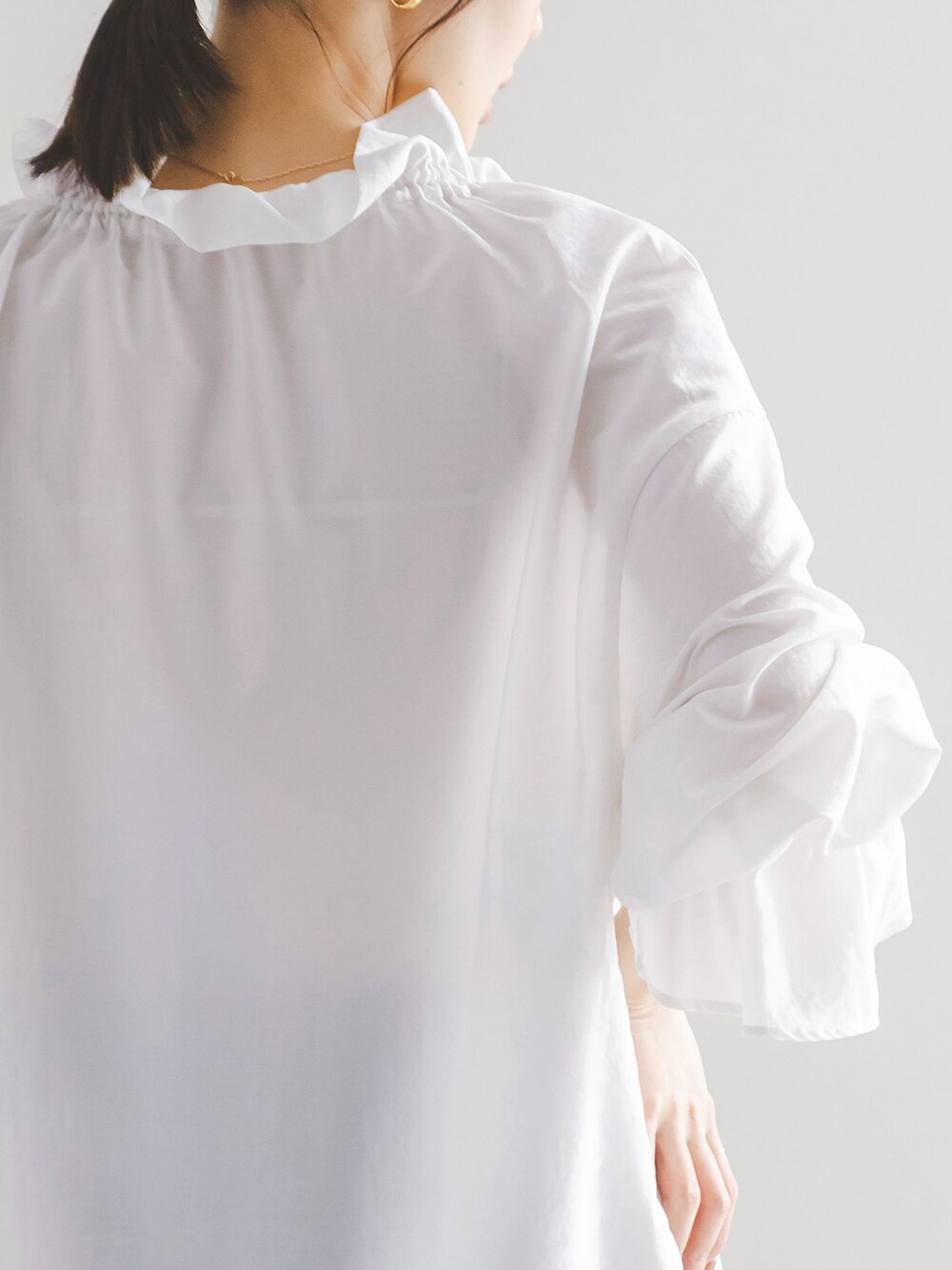 ホワイト系のシャツ/ブラウス、ブラウン系のスカート、ゴールド系のネックレスを着用したレディースの夏コーディネートの6枚目の写真