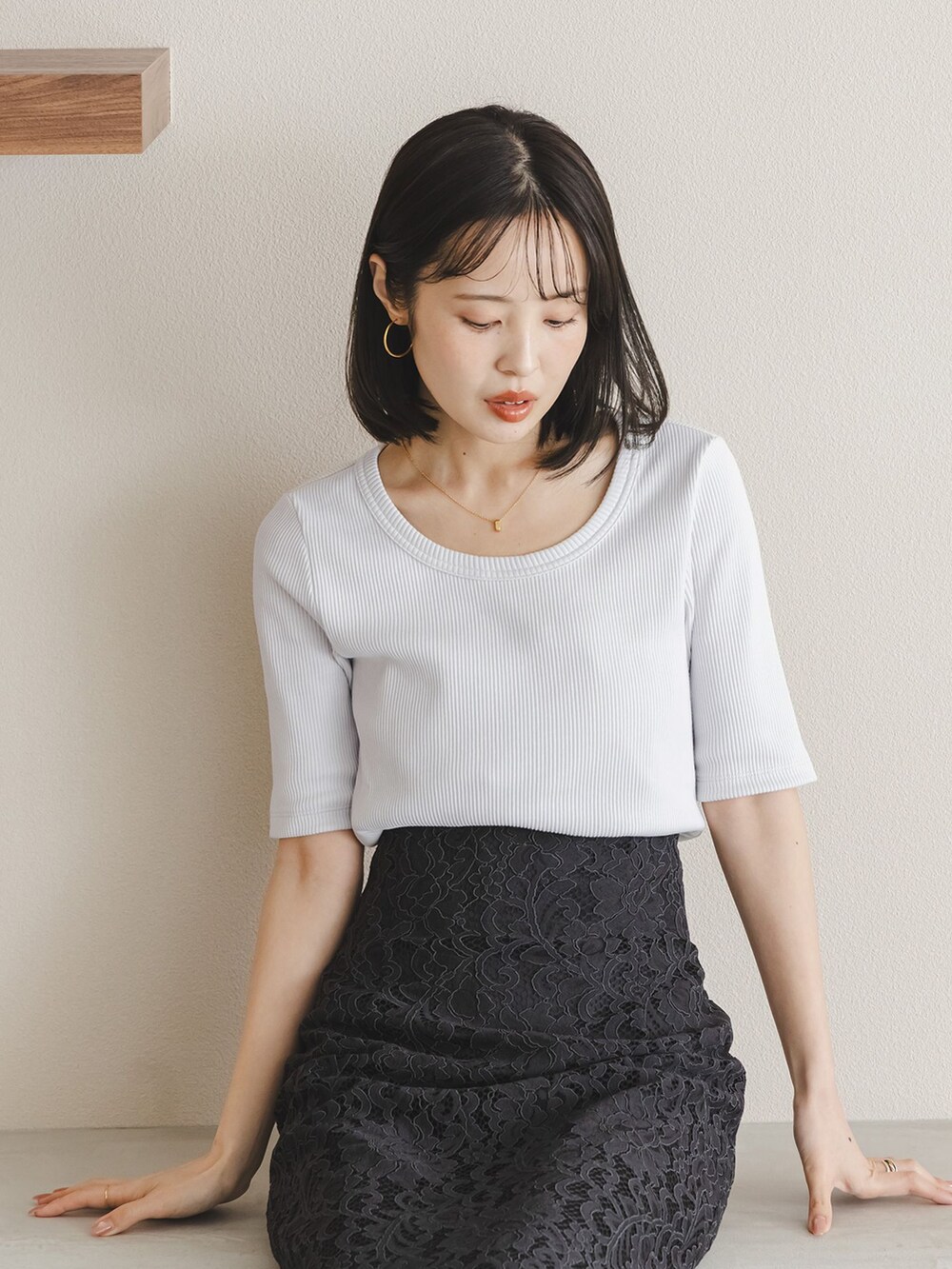 ブラック系のスカート、ブラック系のスカート、グレー系のTシャツ/カットソーを着用したレディースの春コーディネートの6枚目の写真