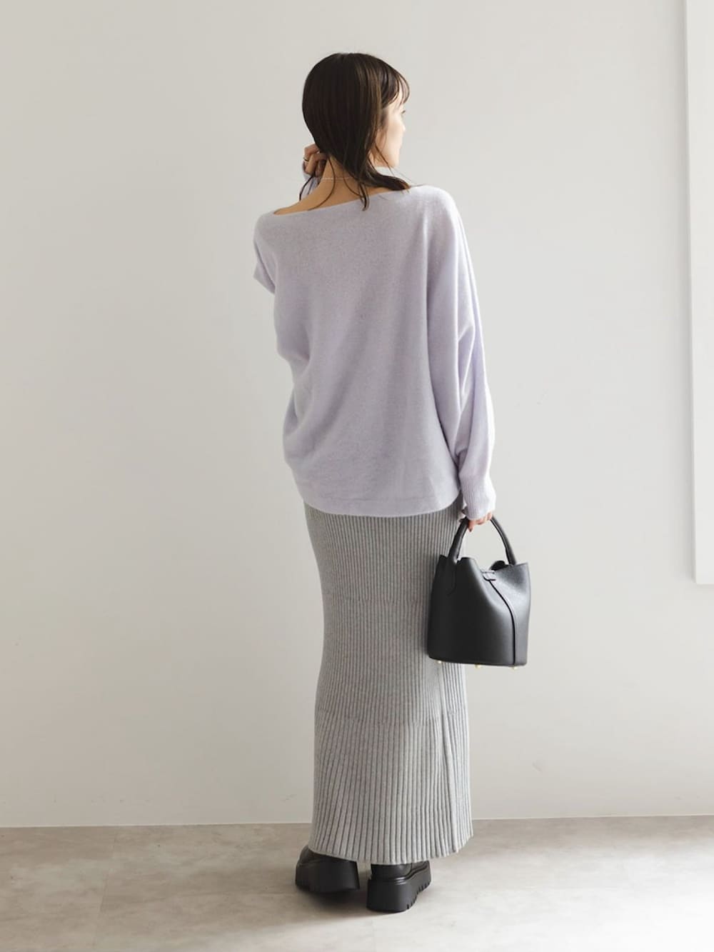 パープル系のニット/セーター、パープル系のニット/セーター、グレー系のスカートを着用したレディースの秋コーディネートの2枚目の写真