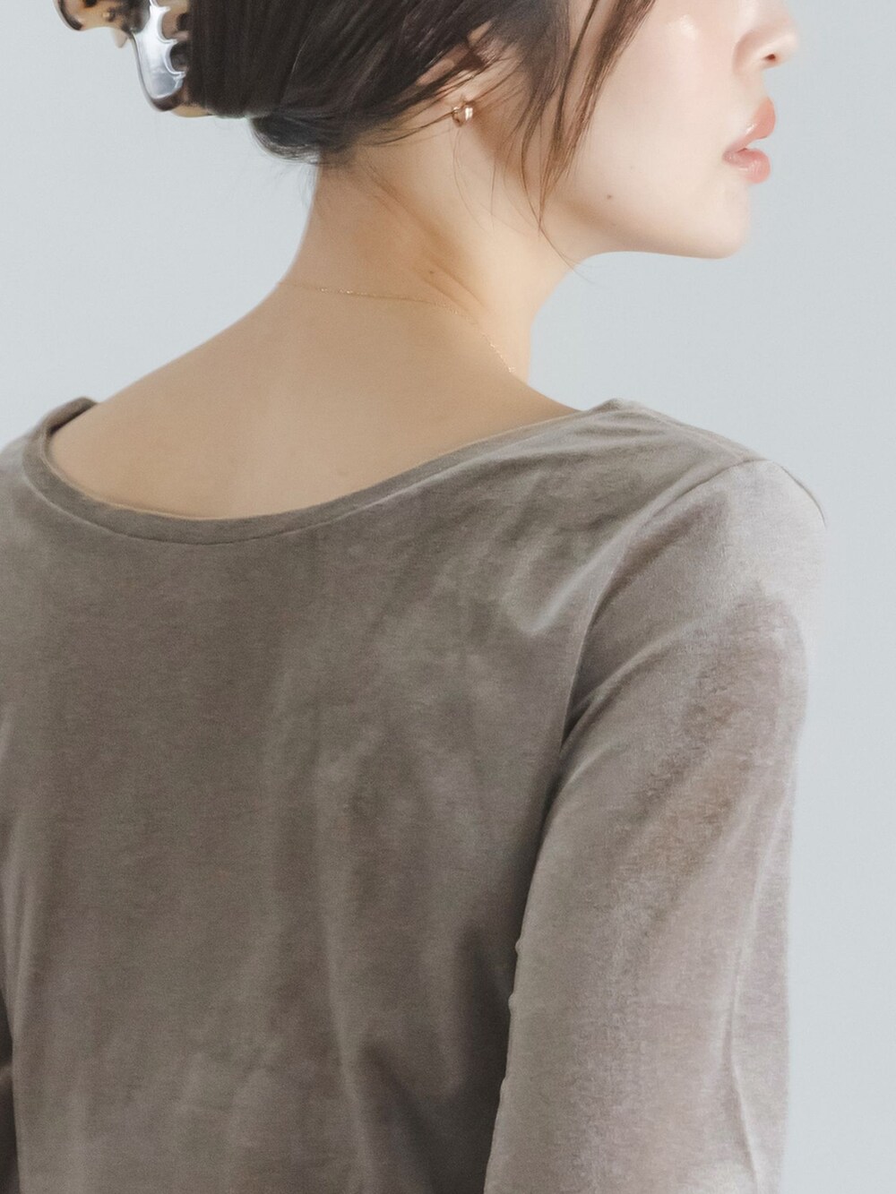 ブラック系のスカート、ブラウン系のTシャツ/カットソー、ベージュ系のショルダーバッグを着用したレディースの夏コーディネートの6枚目の写真