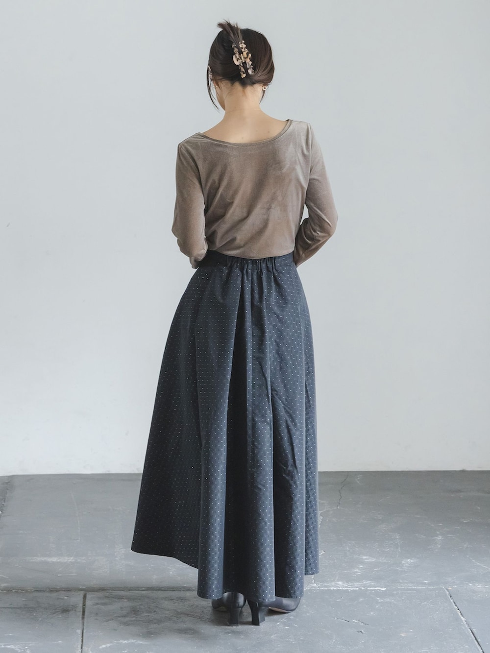 ブラック系のスカート、ブラウン系のTシャツ/カットソー、ベージュ系のショルダーバッグを着用したレディースの夏コーディネートの3枚目の写真