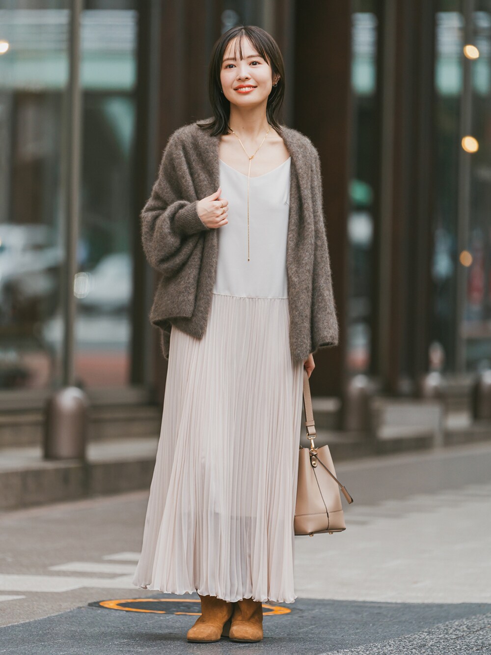 ブラウン系のカーディガン/ボレロ、ホワイト系のワンピース、ベージュ系のショルダーバッグを着用したレディースの秋コーディネートの2枚目の写真