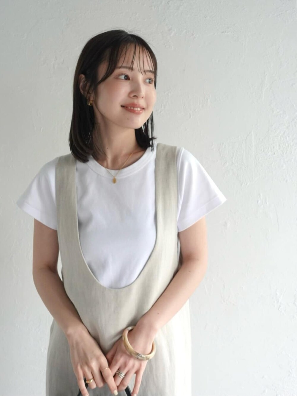 ホワイト系のTシャツ/カットソー、ブラウン系のTシャツ/カットソー、ベージュ系のワンピースを着用したレディースの春コーディネートの4枚目の写真