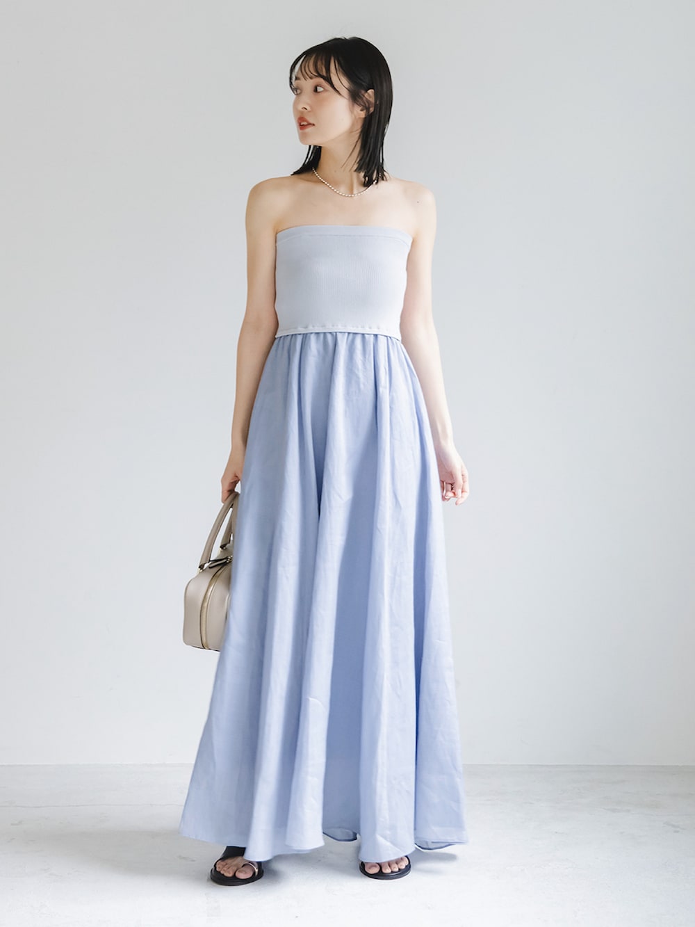 ブルー系のワンピース、ブルー系のシャツ/ブラウス、ベージュ系のショルダーバッグを着用したレディースの夏コーディネートの2枚目の写真