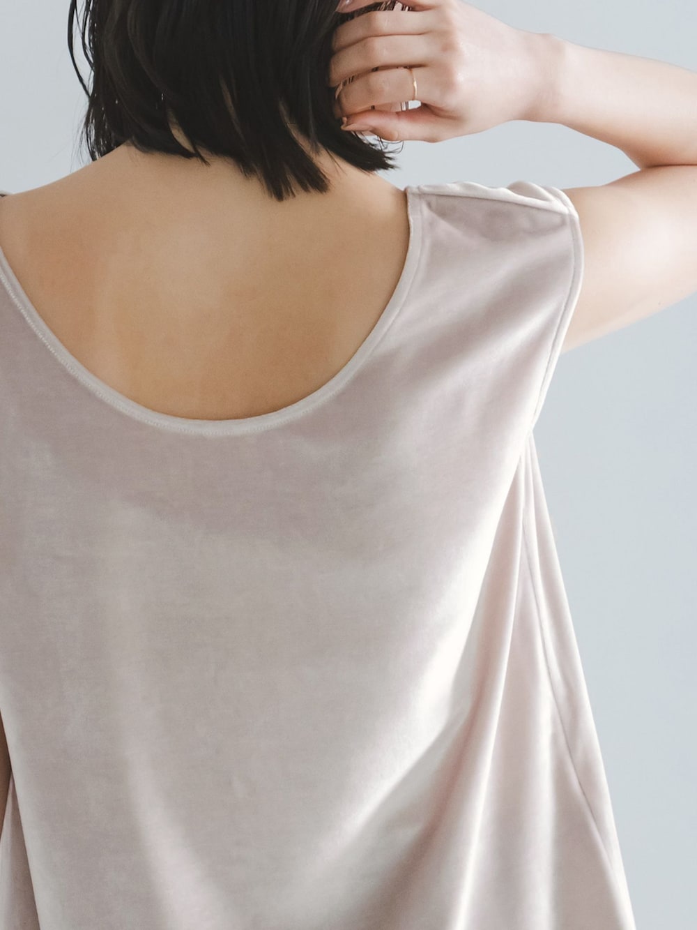 ブラウン系のスラックス、ベージュ系のTシャツ/カットソー、ホワイト系のボストンバッグを着用したレディースの夏コーディネートの5枚目の写真
