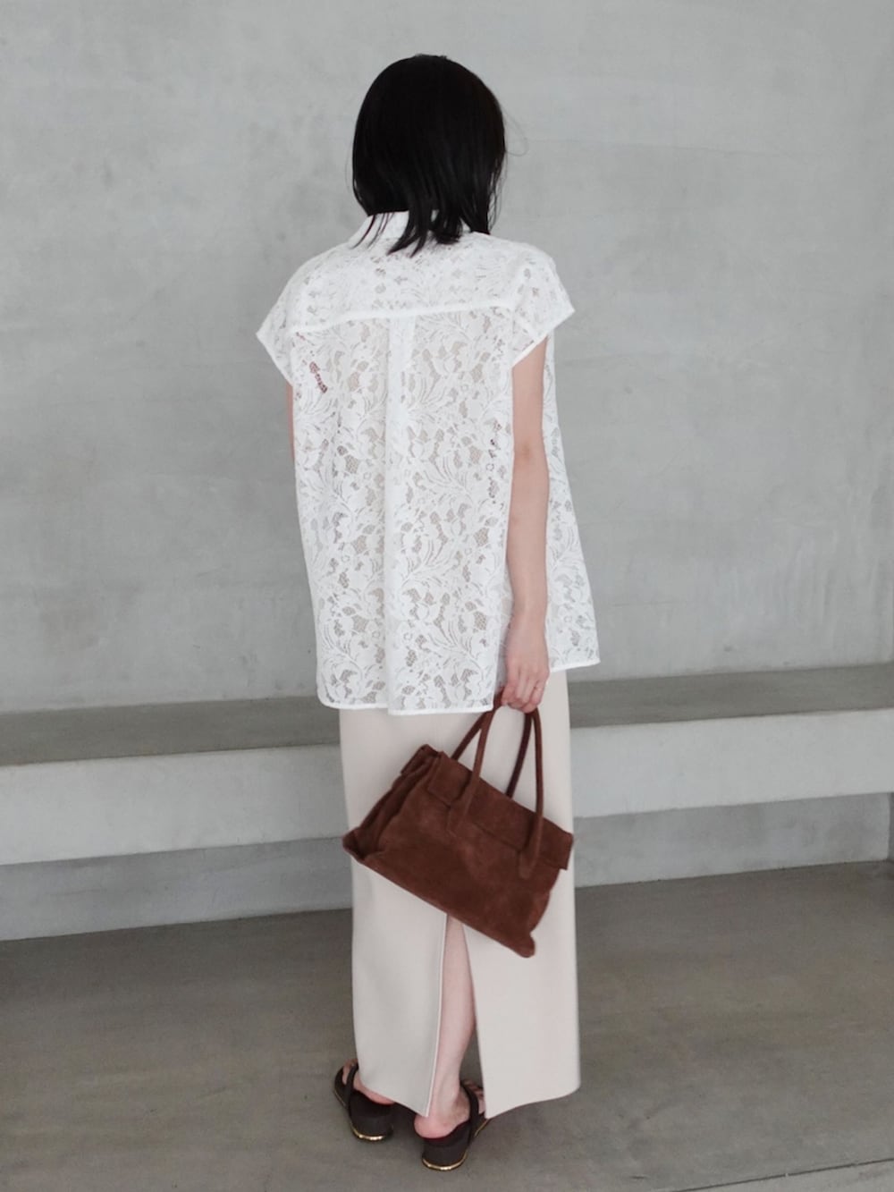 ベージュ系のワンピース、ホワイト系のシャツ/ブラウス、ブラウン系のサンダルを着用したレディースの夏コーディネートの4枚目の写真