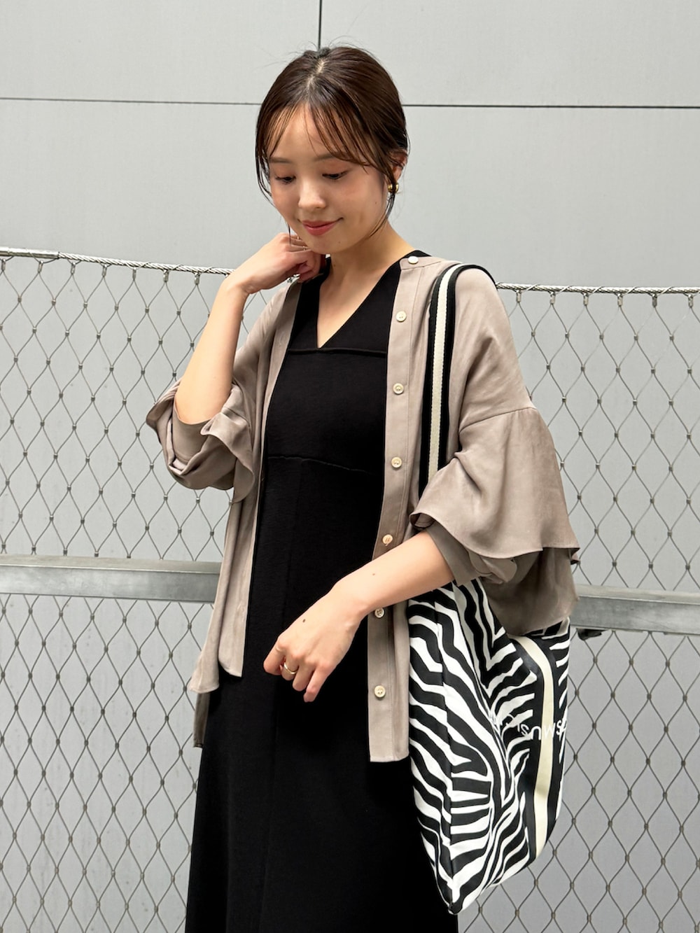 グレー系のシャツ/ブラウス、ブラック系のワンピース、ブラック系のサンダルを着用したレディースの夏コーディネートの3枚目の写真