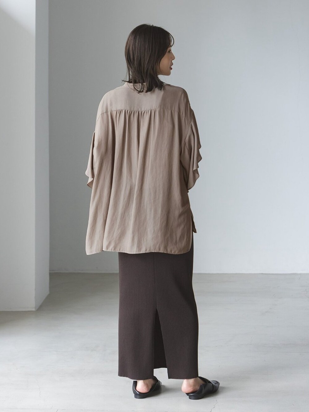 グレー系のシャツ/ブラウス、ブラウン系のスカートを着用したレディースの夏コーディネートの2枚目の写真