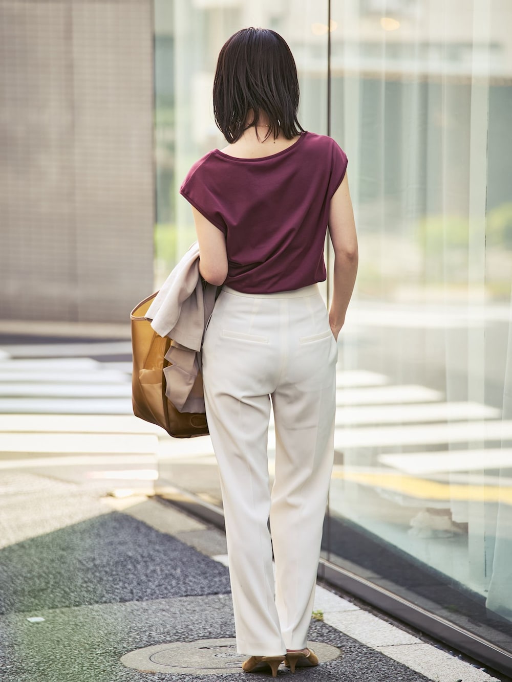 ベージュ系のテーラードジャケット、ホワイト系のスラックス、レッド系のTシャツ/カットソーを着用したレディースの夏コーディネートの6枚目の写真