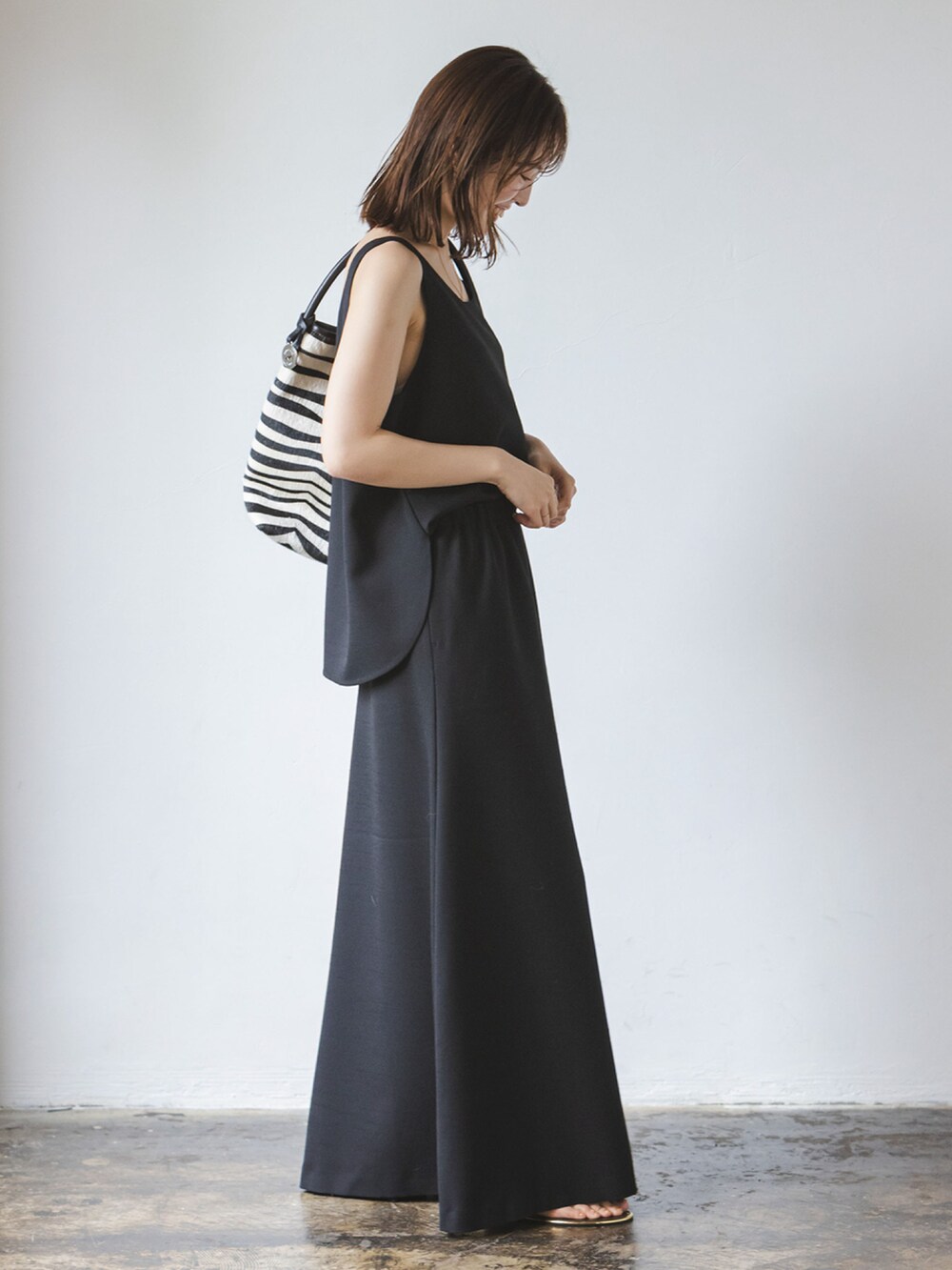 ブラック系のワンピースを着用したレディースの夏コーディネートの3枚目の写真