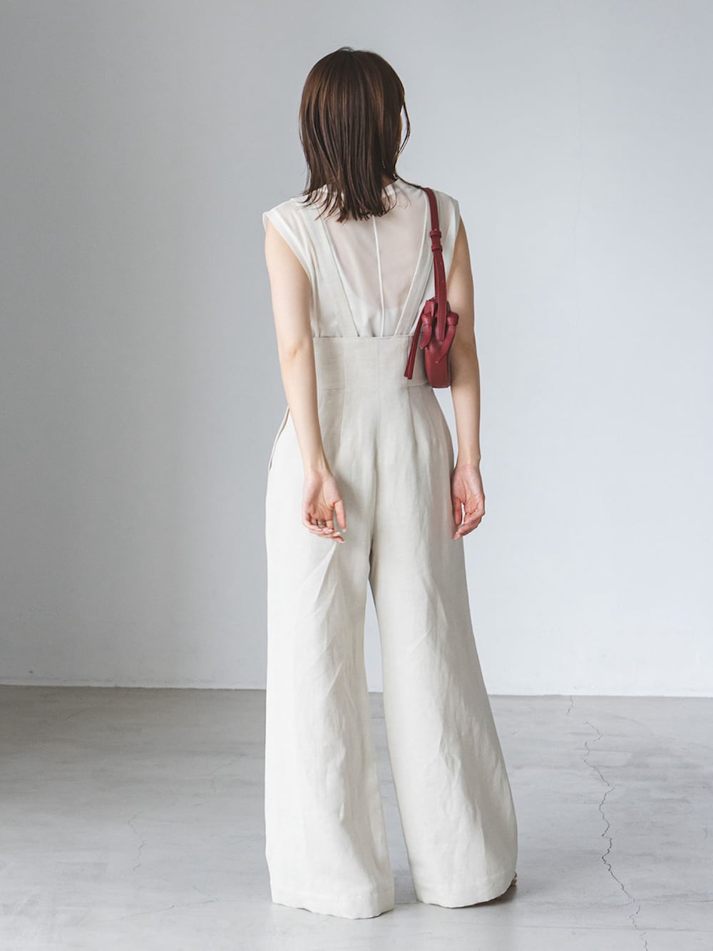 ベージュ系のその他パンツ、ホワイト系のTシャツ/カットソー、ベージュ系のサンダルを着用したレディースの夏コーディネートの2枚目の写真