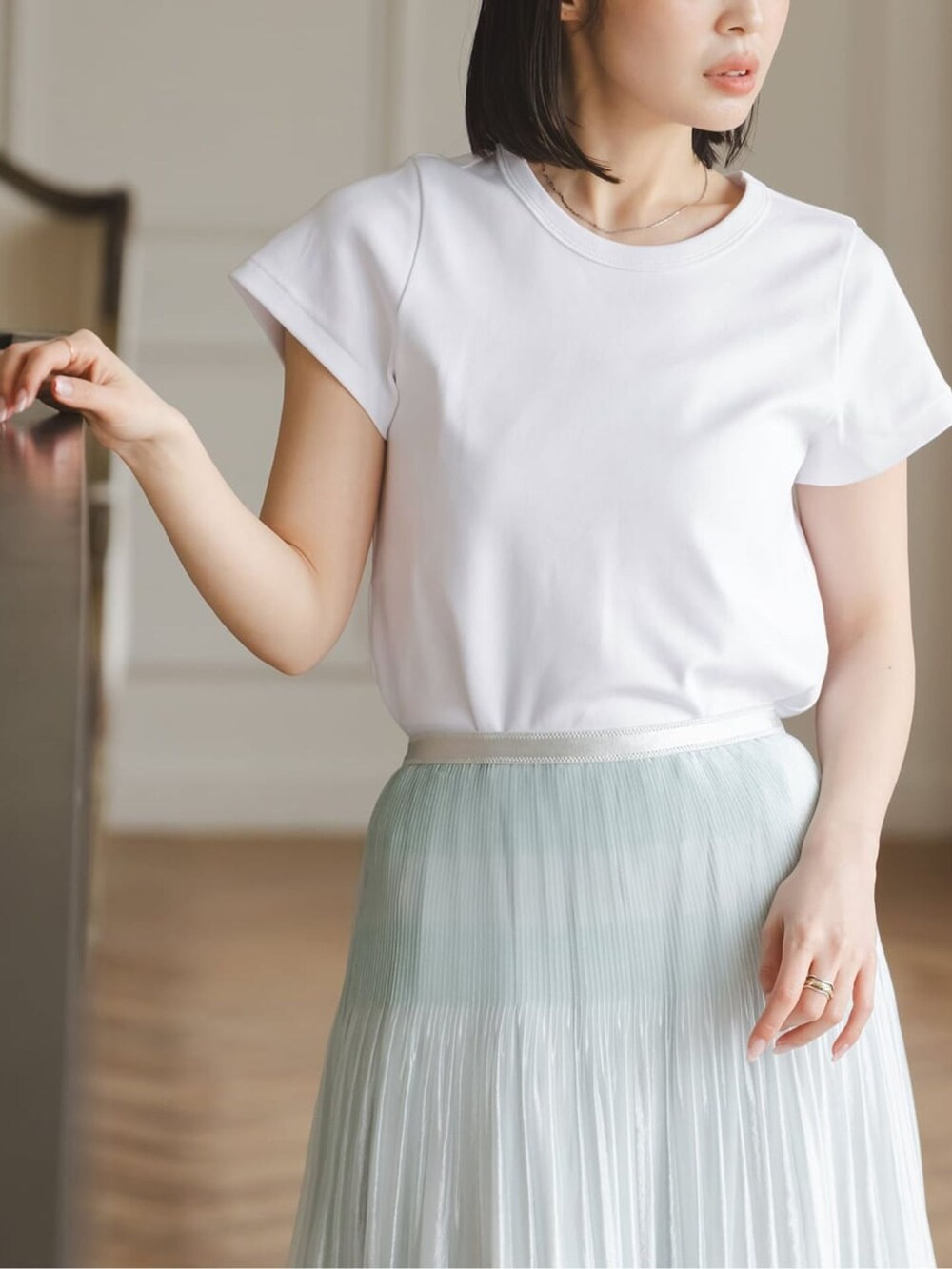 ブルー系のスカート、ホワイト系のTシャツ/カットソー、ホワイト系のTシャツ/カットソーを着用したレディースの春コーディネートの5枚目の写真
